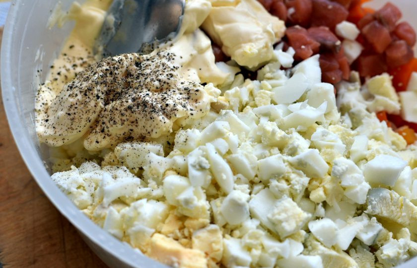 1. Этап. Салат с морковью и копченой горбушей: Поперчите салат свежесмолотым черным перцем и заправьте майонезом. Майонеза не должно быть много, только чтобы хорошо покрыть продукты.