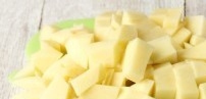 1. Этап. Рассольник из свинины: Картофель чистим и нарезаем кубиками среднего размера.