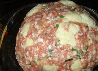 1. Этап. Фаршированная цветная капуста, запеченная в духовке: Не разделяя капусту на соцветия, фаршируем ее полученной сырно-мясной начинкой. Получается капустно-мясной шарик.