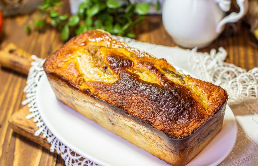 1. Этап. Пирог с бананом на кукурузной муке: Достаньте готовый пирог и полностью его остудите.