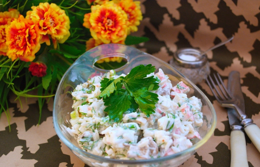 1. Этап. Диетический салат с крабовыми палочками: Салат перемешать. Выложить в презентационный салатник и подать к столу.