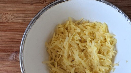 1. Этап. Картофельные драники с индейкой: Картофель чистим, натираем на тёрке.