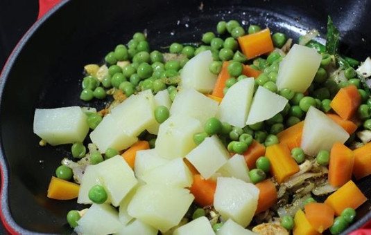 1. Этап. Овощные шарики в кляре: 4. Выложите на сковороду овощи. Аккуратно перемешайте и томите пару минут, чтобы они пропитались вкусом и ароматом.