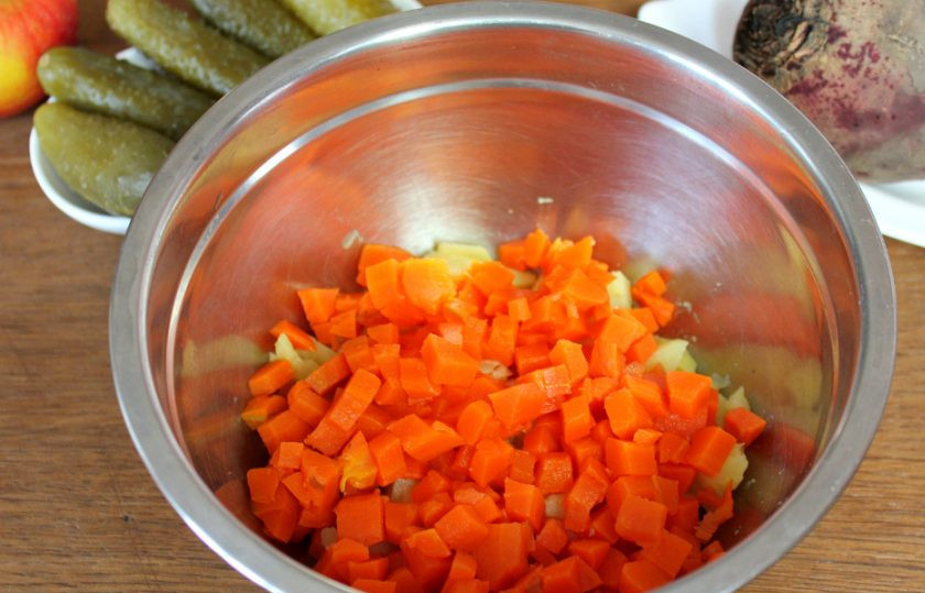 1. Этап. Винегрет с жареным луком: Добавляем нарезанную вареную морковь.