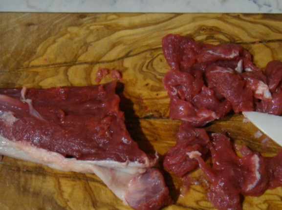 1. Этап. Баранина в сладком соусе: Очень тонко порежьте замороженную баранину. Толщина кусочков должна быть около 2 мм.