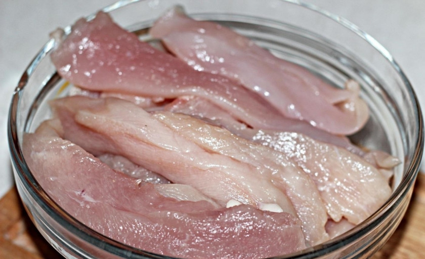 1. Этап. Шашлык из куриных грудок: 2. Каждое филе нарезаю тонкими пластами.