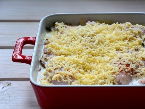 1. Этап. Гречка с курицей: Откройте пакет со сливками, вылейте их поверх курицы с гречкой. Натрите любой твердый сыр и присыпьте им равномерно все блюдо. Выпекайте его в духовке, при температуре в 200 градусов около сорока минут.