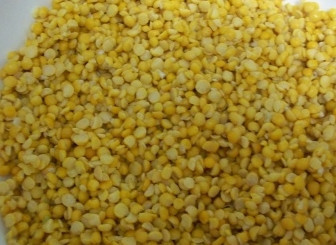 1. Этап. Гороховая каша в мультиварке: Горох тщательно промойте под проточной водой. (Можно замочить на 20 минут, а можно готовить сразу). Промытый горох переложите в чашу мультиварки.