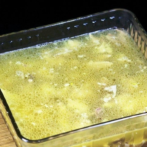 1. Этап. Студень: Оставляем студень на пару часов в прохладном месте, после чего отправляем в холодильник до полного застывания.