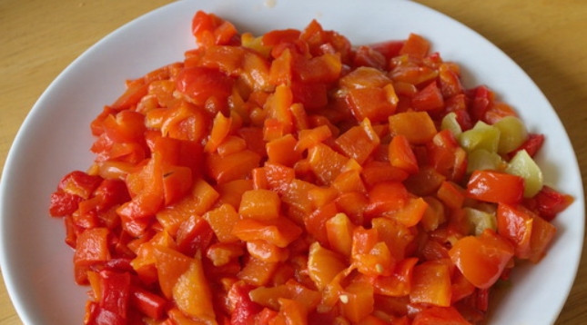 1. Этап. Баклажанная икра на зиму: 7. Снимите кожуру с печеных перцев, затем нарежьте его небольшими кусочками.