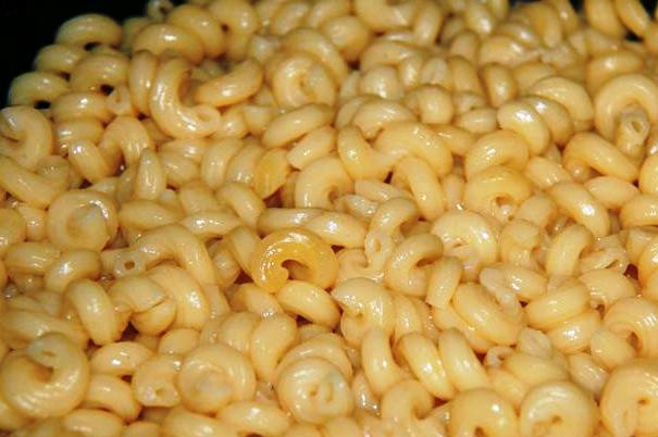 1. Этап. Паста с грибами в сметанном соусе: Отварите пасту до готовности.