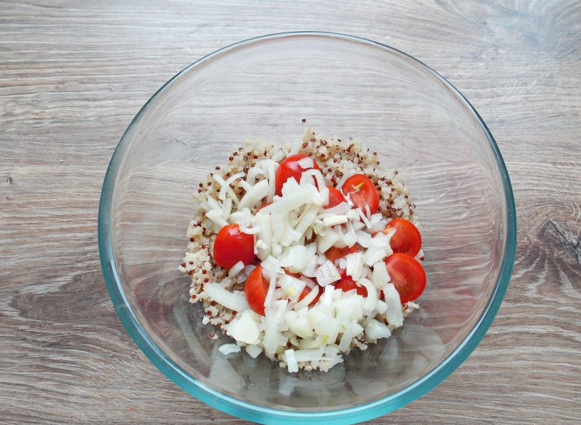 1. Этап. Салат с киноа и курицей: Добавьте в миску с салатом маринованный лук.