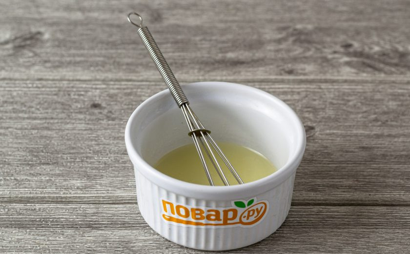 1. Этап. Салат с вялеными томатами: Для заправки смешайте оливковое масло и лимонный сок.