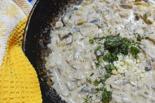 1. Этап. Французские макароны: Выключите огонь, добавьте в блюдо вымытую мелко рубленную зелень и пропущенный через пресс чесночок. Перемешайте, накройте крышкой и дайте блюду настояться около часа.