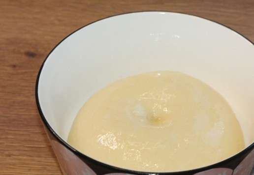 1. Этап. Плетеные булочки на молоке с начинкой: 6. Смазываем миску и тесто растительным маслом (1 ст. л.). Накрываем миску пленкой и оставляем в теплом месте для подъема теста в 2,5 раза на 1 час. Обминаем тесто и оставляем в миске для вторичного подъема, минут на 30.