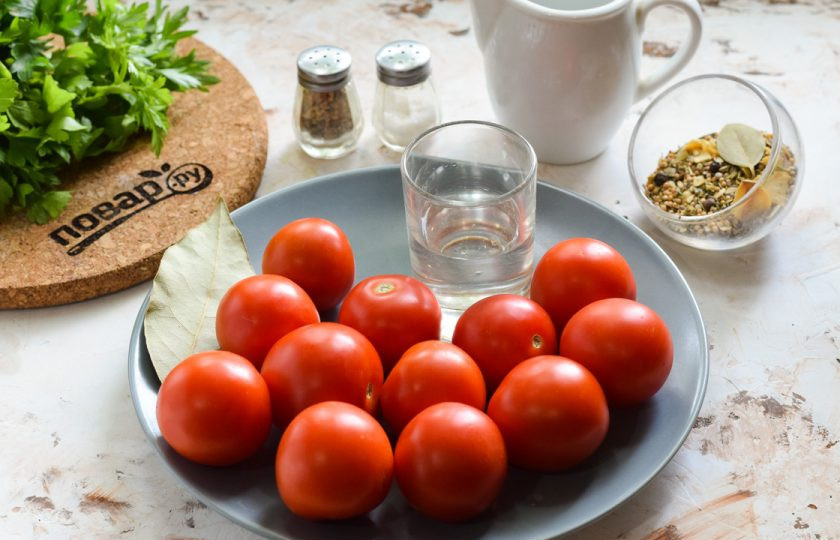 1. Этап. Пьяные помидоры: Подготовьте ингредиенты.