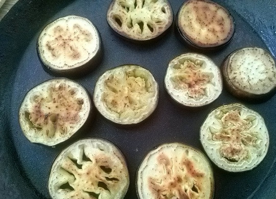 1. Этап. Мильфей: Смажьте разогретую сковороду маслом, обжарьте на ней баклажаны и кабачки до румяной корочки.