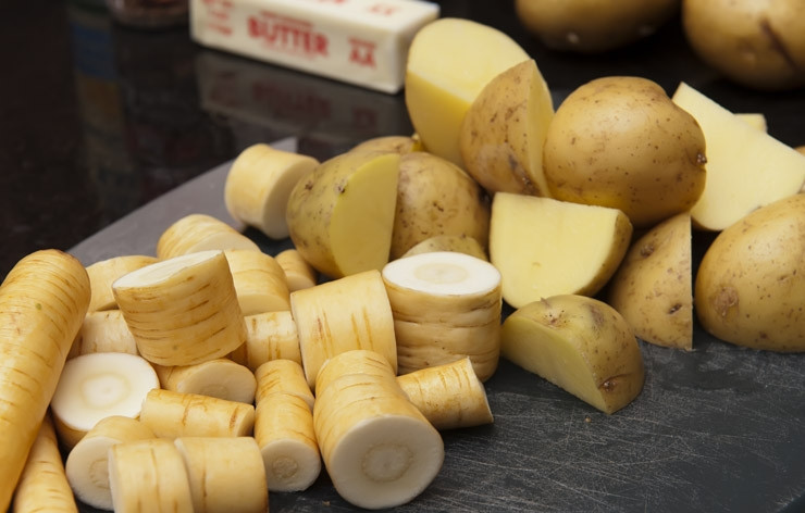 1. Этап. Пюре из картофеля и пастернака: Очищаем картофель и пастернак, разрезаем их на средние брусочки.