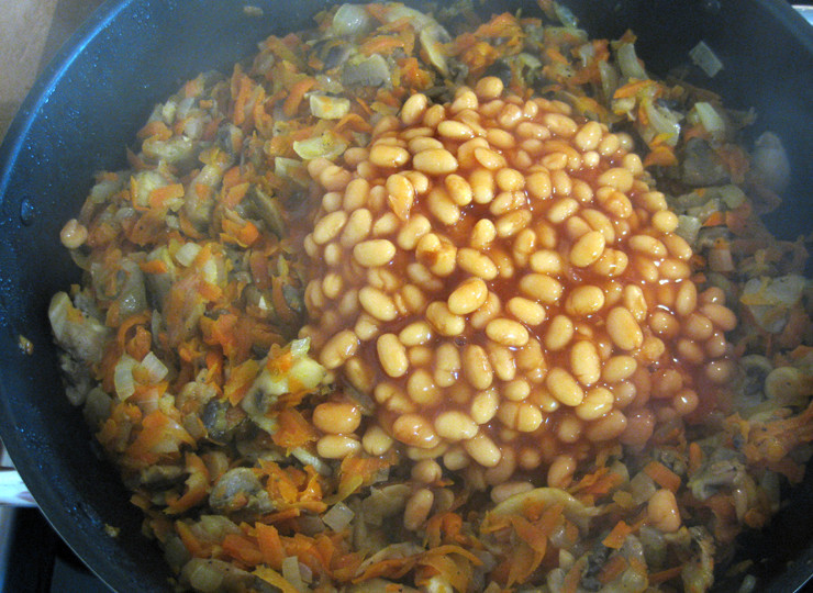 1. Этап. Лобио консервированное: Затем добавляем саму фасоль. Тушим еще минуты 2-3.