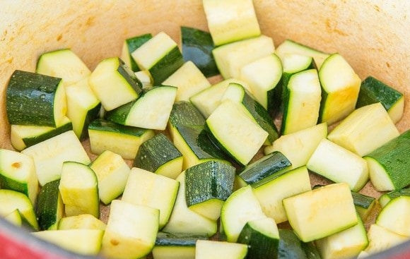 1. Этап. Рататуй из баклажана и цуккини: 4. Потом уберите перец, а добавьте немного масла. Теперь обжарьте 5 минут цуккини, предварительно порезав его.