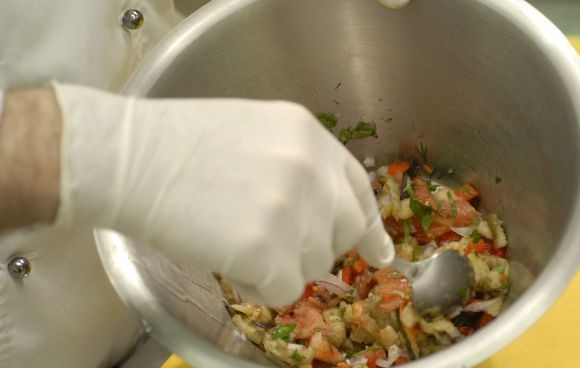 1. Этап. Салат из овощей гриль: Добавляем немного оливкового масла и все хорошенько перемешиваем.