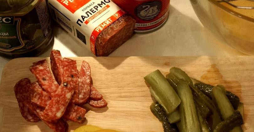 1. Этап. Творожная пицца: Теперь подготовьте ингредиенты для начинки. Нарежьте болгарский перец небольшими дольками. Также нарежьте салями и солёные огурчики не слишком крупными кусочками. Натрите твёрдый сыр на крупной тёрке.