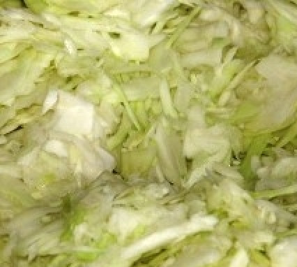 1. Этап. Капуста с луком: Помыть, порезать и помять капусту.