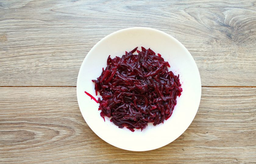 1. Этап. Свекла с грецким орехом и чесноком: Свеклу очистите и натрите на крупной терке.