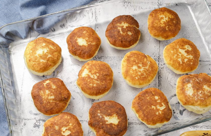 1. Этап. Сырники дрожжевые: Затем выложите сырники в жаропрочную форму и отправьте в разогретую до 180 градусов духовку на 10 минут.