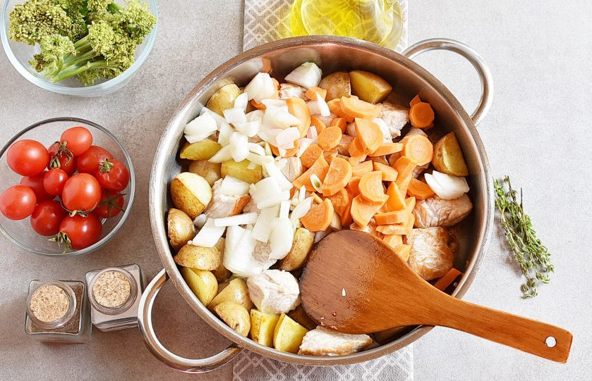 1. Этап. Индейка с овощами на сковороде: Добавьте нашинкованные ломтиками морковь и лук, рубленый чеснок. Перемешайте и жарьте 5 минут.