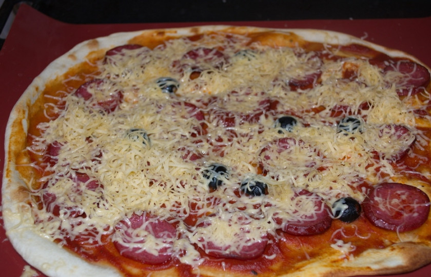 1. Этап. Супер-пицца: Разогреть духовку до 250 градусов и выпекать 10 минут. Почти готовую пиццу посыпать тертым сыром.