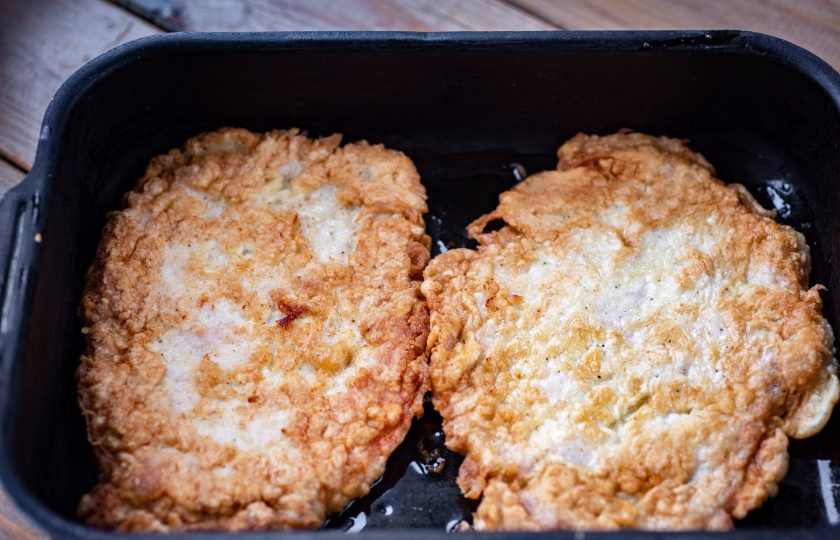 1. Этап. Отбивные с болгарским перцем: Удобную форму смажьте тонким слоем растительного масла и выложите обжаренные отбивные в кляре.