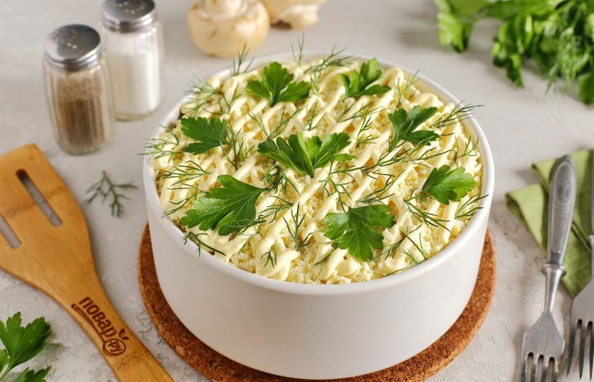 1. Этап. Салат из жареных шампиньонов: Перед подачей можно украсить салат на свой вкус. Я сделала сеточку из майонеза и выложила листочки свежей зелени. Приятного аппетита!