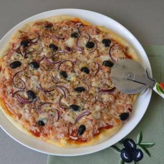 Пицца с рыбными консервами