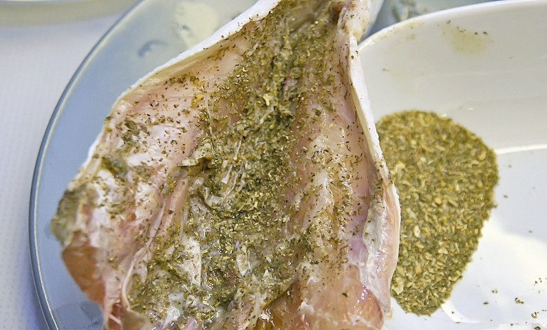 1. Этап. Сибас в соли: 1. Хорошенько чищу рыбы от чешуи, затем отрезаю голову и хвост, разрезаю брюхо и вычищаю внутренности, тщательно промываю и натираю внутри специями для рыбы.