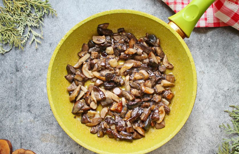 1. Этап. Грибы по-деревенски: В сковороду после картошки выложите сливочное масло, грибы, посолите и обжаривайте на среднем огне в течение 7-10 минут до испарения жидкости и обжаривания.