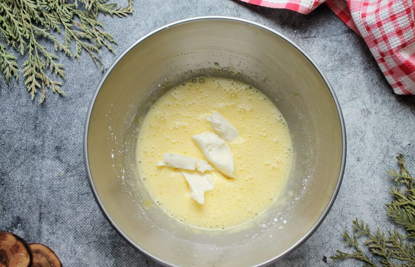 1. Этап. Ботлихский пирог: Добавьте в миску мягкое сливочное масло и взбейте до однородной массы.