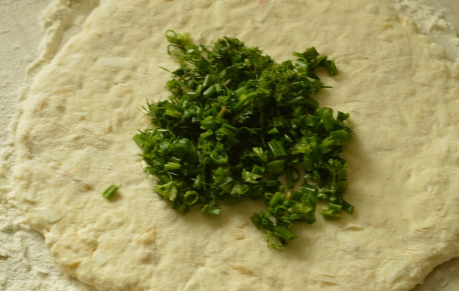 1. Этап. Сырные лепешки с ветчиной: Каждую часть раскатываем в блин. Заворачиваем в каждый блин начинку, опять раскатываем. Сверху посыпаем зеленью.