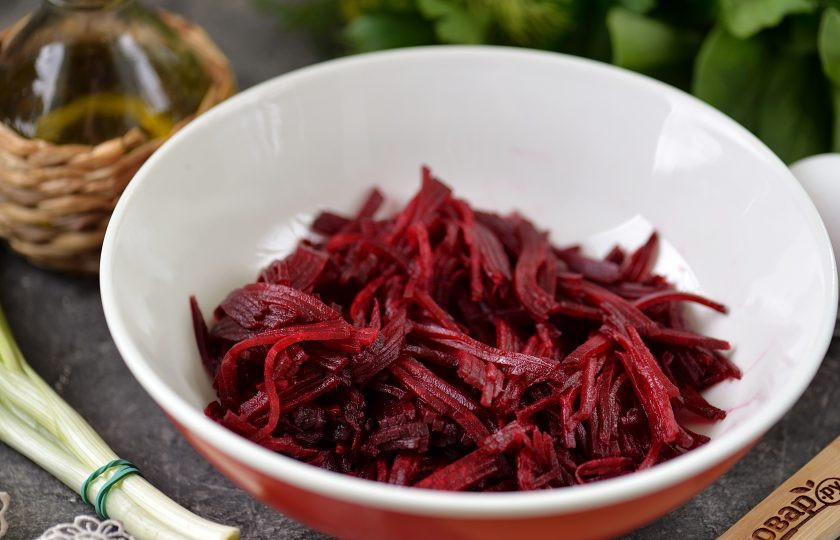 1. Этап. Салат из свеклы с щавелем: Натрите свеклу на специальной терке тонкой соломкой, переложите в глубокую миску.