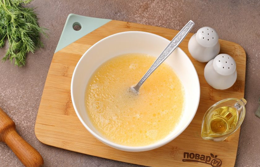 1. Этап. Вареники с адыгейским сыром и зеленью: Взбейте яйцо с 1/2 ч.л. соли. Добавьте воду и масло.