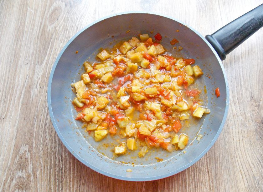 1. Этап. Кускус с баклажанами: Влейте воду, посолите, поперчите и доведите до кипения. Снимите сковороду с огня.