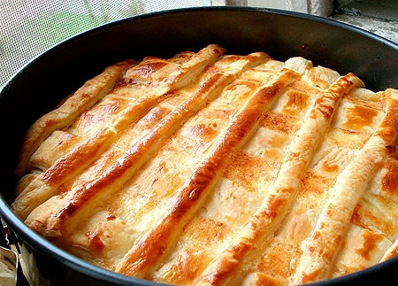 1. Этап. Луковый пирог из слоеного теста: Отправляем пирог в духовку, разогретую до 220 градусов. Выпекаем полчаса до появления золотистой корочки. Приятного аппетита!