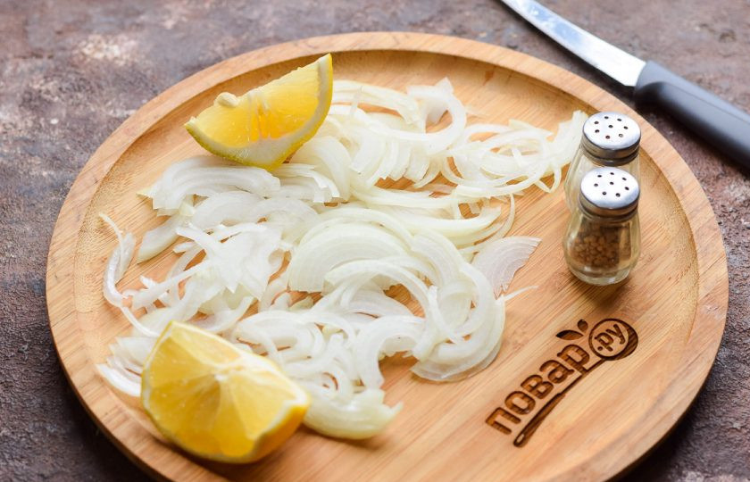 1. Этап. Салат из говядины с огурцом: Полейте лук лимонным соком, добавьте соль и перец по вкусу, маринуйте 5 минут.