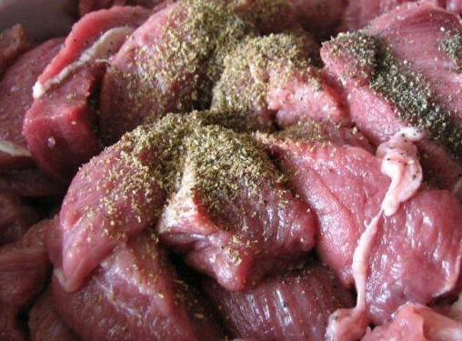 1. Этап. Говядина в сливках: 2. Поперчите мясо. Добавьте специи. Все перемешайте. Посолите.