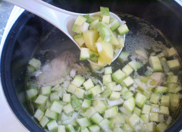 1. Этап. Летний суп с курицей: 6. К готовой курице добавляем картофель, лук, кабачок. Варим 15 минут.