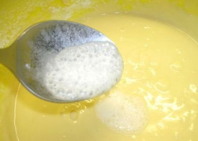 1. Этап. Медовый торт простой: И последний штрих в процессе приготовления теста - добавляем гашеную уксусом соду. Взбиваем-перемешиваем.