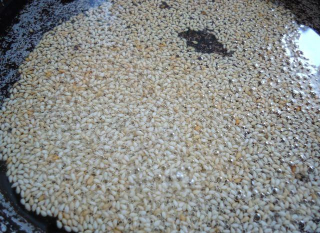 1. Этап. Огурцы по-корейски: В сковородку заливаем оливковое масло, ставим на огонь и добавляем кунжут. Быстро обжариваем, пока он не поменяет цвет.