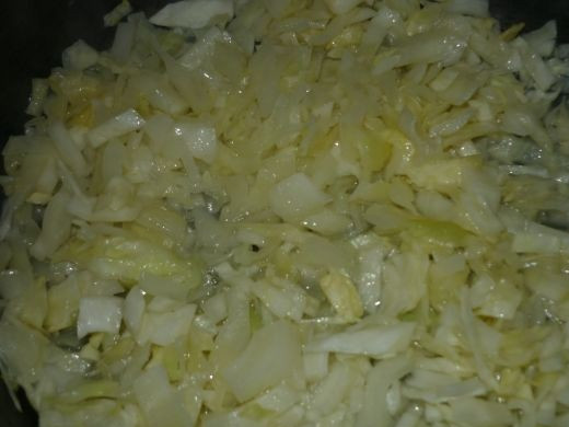 1. Этап. Капустная кулебяка: 2. На сковороду с высокими бортами или в сотейник выложить капусту. Отправить на огонь и тушить до мягкости.