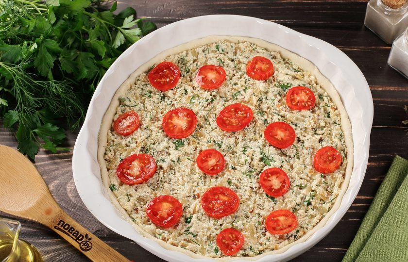 1. Этап. Деревенская пицца с творогом: Сверху разложите нарезанные помидоры.