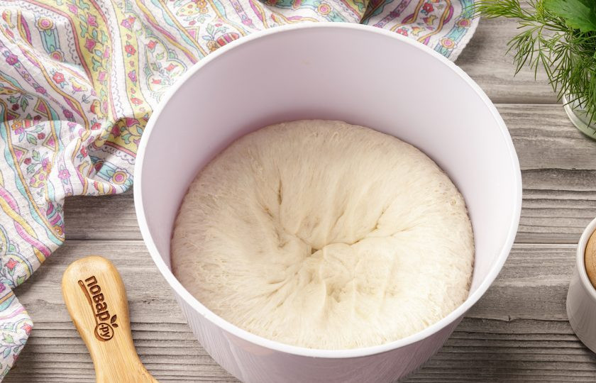 1. Этап. Пирог Семейный: Обомните тесто руками.